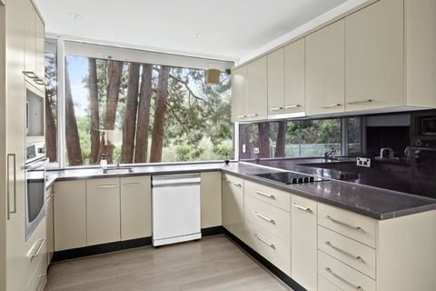 Quaint Queen Room - Central Location At Pymble - Shared Bathroom - Maitland Accommodation 3