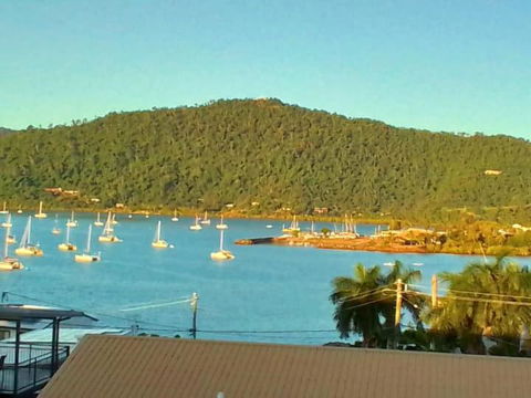 QCWA Cheerful Cottage - Airlie Beach - Maitland Accommodation 0