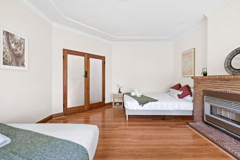 Quadruple Room - Near Transport & Shops - Shared Bathroom - Maitland Accommodation 0