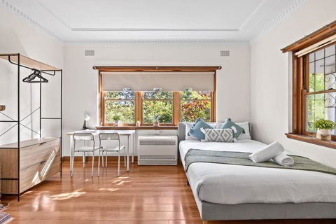 Quadruple Room - Near Transport & Shops - Shared Bathroom - Maitland Accommodation 1