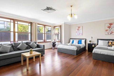 Quadruple Room W Ensuite In Gordon Near Train & Bus - Maitland Accommodation 0