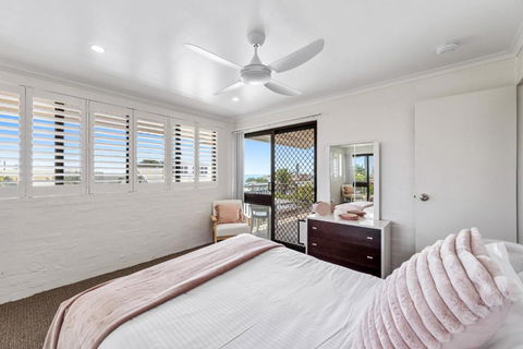 Quaint 2-Bed Beach Abode With Ocean Views - Maitland Accommodation 3