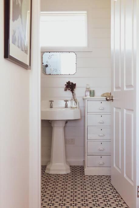Quaint And Intimate 1-bed Seaside Cottage - Maitland Accommodation 2