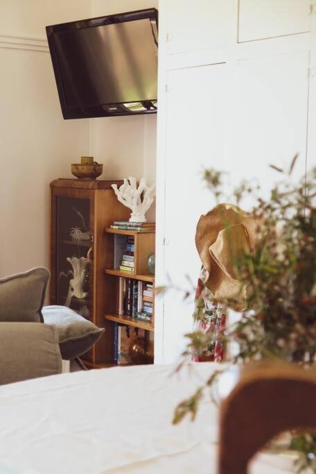 Quaint And Intimate 1-bed Seaside Cottage - Maitland Accommodation 1