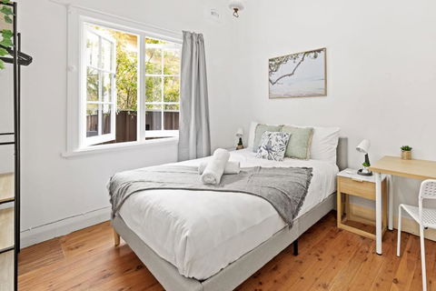 Quaint Double Room - Seconds To Shops & Eateries - Shared Bathroom - Maitland Accommodation 0