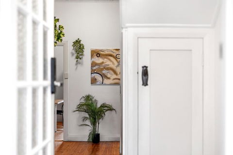 Quaint Double Room - Seconds To Shops & Eateries - Shared Bathroom - Maitland Accommodation 3