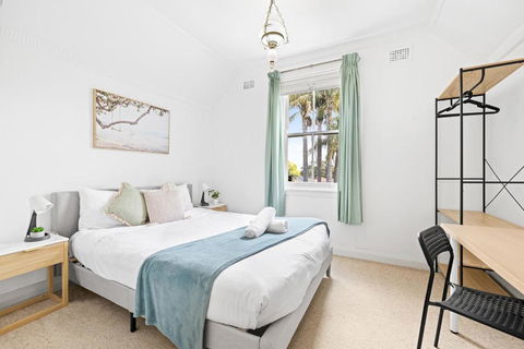 Quaint Double Room - Seconds To Shops & Eateries - Shared Bathroom - Maitland Accommodation 2
