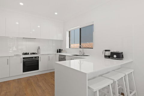 Quiet 2-Bed Retreat With Private Courtyard - Maitland Accommodation 1