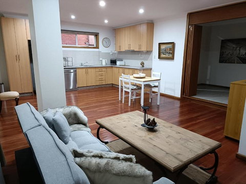 Quiet Nature-Filled Ground Floor Unit - Maitland Accommodation 2