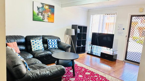 Quiet Family Townhouse In Wollongong CBD - Maitland Accommodation 1