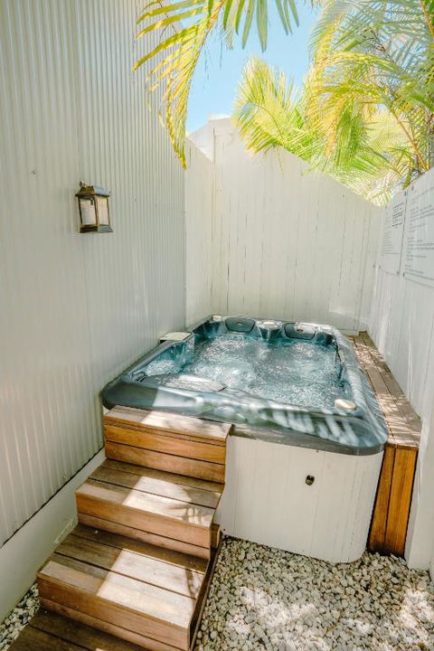 Private Outdoor Spa, Fire Pit, Cinema Room - THE COTTAGE COOLUM BEACH - Maitland Accommodation 0