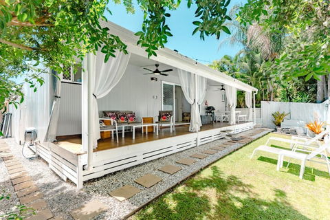 Private Outdoor Spa, Fire Pit, Cinema Room - THE COTTAGE COOLUM BEACH - Maitland Accommodation 2