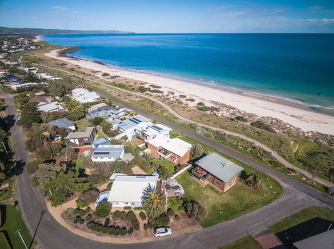 At The Beach - 54 Elizabeth Crescent - Maitland Accommodation 0