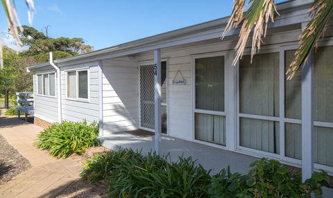 At The Beach - 54 Elizabeth Crescent - Maitland Accommodation 1
