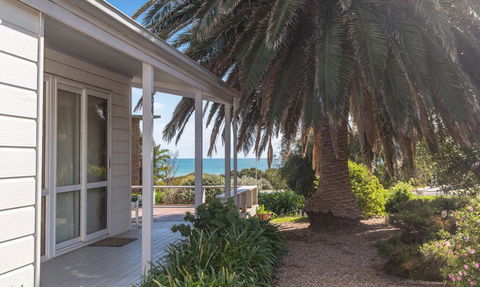 At The Beach - 54 Elizabeth Crescent - Maitland Accommodation 2