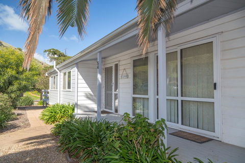 At The Beach - 54 Elizabeth Crescent - Maitland Accommodation 3