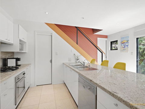 Avoca Beach Living - 84 Avoca Drive, Avoca Beach - Maitland Accommodation 3