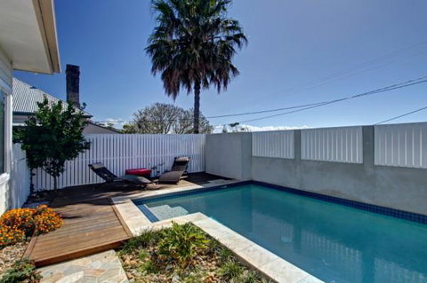 Away On Seaview Street - Maitland Accommodation 2