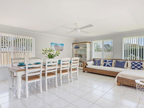 Azure Waters - Perfectly Positioned With Ocean Views - Maitland Accommodation 1
