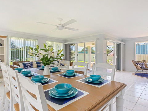 Azure Waters - Perfectly Positioned With Ocean Views - Maitland Accommodation 2