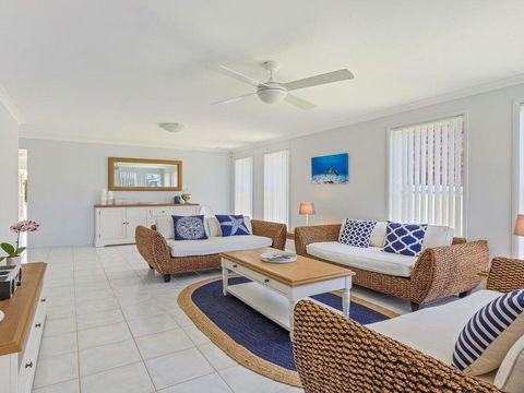 Azure Waters - Perfectly Positioned With Ocean Views - Maitland Accommodation 0