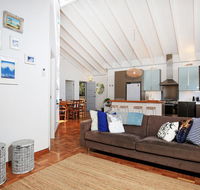 Balena  Culburra - Pet Friendly - 1 Min Walk to Beach - Maitland Accommodation