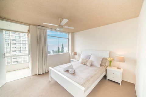 Beachfront Retro Apartment In Surfers Paradise - Maitland Accommodation 2