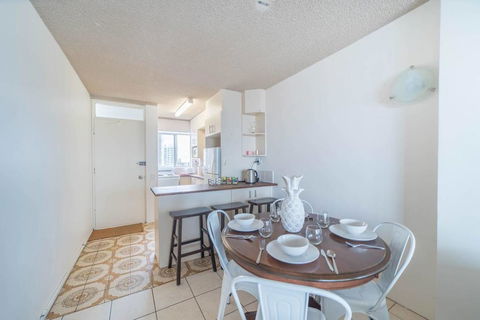 Beachfront Retro Apartment In Surfers Paradise - Maitland Accommodation 3