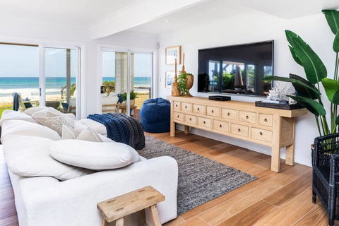 Beachfront Vila Gold Coast - Maitland Accommodation 2