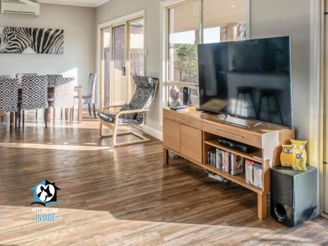 Renovated Beautiful Holiday Home With A Private Beach & Stunning Views! - Maitland Accommodation 2