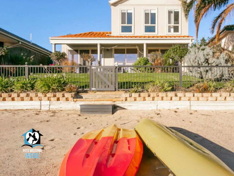 Renovated Beautiful Holiday Home With A Private Beach & Stunning Views! - Maitland Accommodation 1