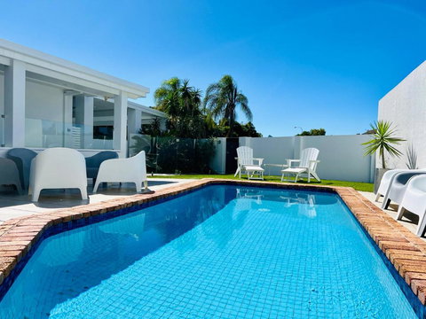 Reflections Broadbeach- Heated Pool! Complete Waterfront Entertainer With Huge Deck, Pool Table And Pontoon - Maitland Accommodation 2