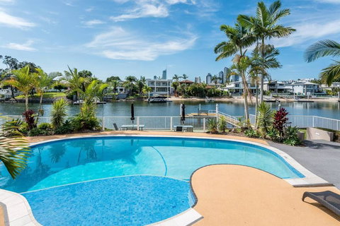 Relax In Style: 2BR Apartment In Broadbeach Waters - Maitland Accommodation 0