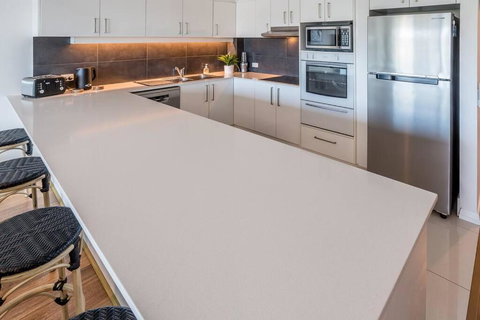 Relax In Style: 2BR Apartment In Broadbeach Waters - Maitland Accommodation 1