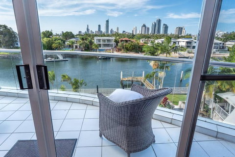 Relax In Style: 2BR Apartment In Broadbeach Waters - Maitland Accommodation 2