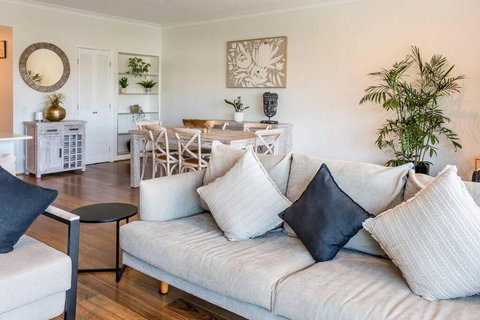 Relax In Style: 2BR Apartment In Broadbeach Waters - Maitland Accommodation 3