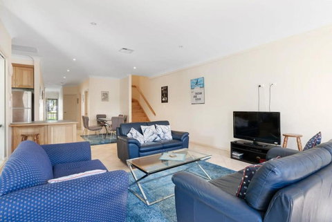 Relax On Charles St - 4A Charles Street Port Elliot - BYO Linen - Maitland Accommodation 1