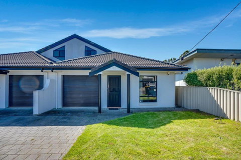 Relax On Charles St - 4A Charles Street Port Elliot - BYO Linen - Maitland Accommodation 0