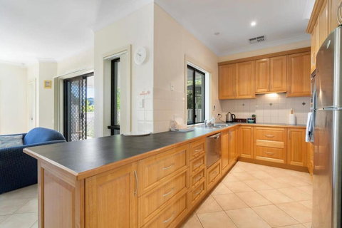 Relax On Charles St - 4A Charles Street Port Elliot - BYO Linen - Maitland Accommodation 3