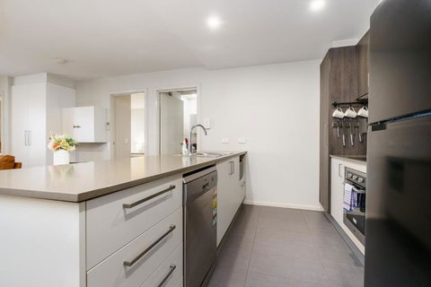 Relaxing 2BR Stay Near South Point Tuggeranong - Maitland Accommodation 2