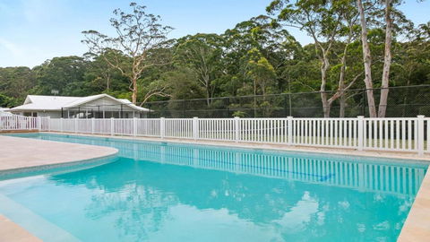 Resort Style Living With Pool, Tennis Court And Beach - Maitland Accommodation 1