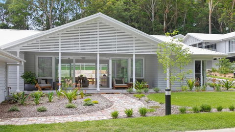 Resort Style Living With Pool, Tennis Court And Beach - Maitland Accommodation 3