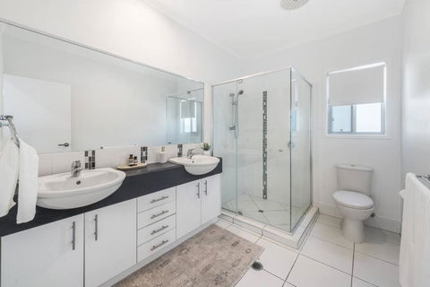 Retreat In The Heart Of Alex - 3BR Sleeps 11, Pool - Maitland Accommodation 2