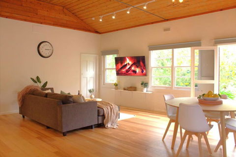 River Lea Cottage - Maitland Accommodation 1