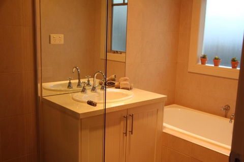 River Rock Cottage Centrally Located And Dog Friendly - Maitland Accommodation 3