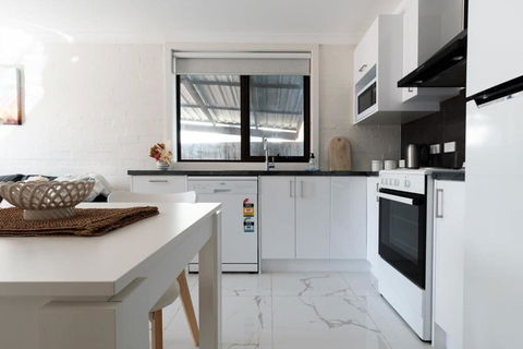 Riverside Gem With Parking And WiFi - Maitland Accommodation 3