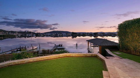 Riverside Retreat - Absolute Waterfront - Maitland Accommodation 1