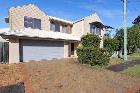 Riverside Views Hawks Nest - Maitland Accommodation 0