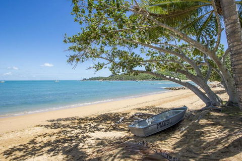 SAILS 9 Beachfront Getaway Horseshoe Bay - Maitland Accommodation 1