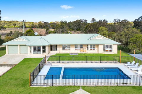 Roads End With Games Barn Ponies Alfresco Dining - Maitland Accommodation 0